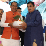 नितिन गडकरी का स्वागत करते हुए शिवराज सिंह चौहान।