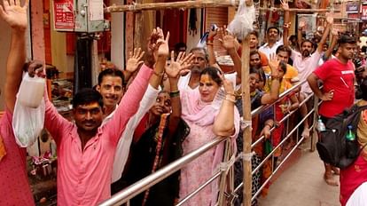 Sawan Somwar kashi vishwanath dham long queues for Jalabhishek har har mahadev