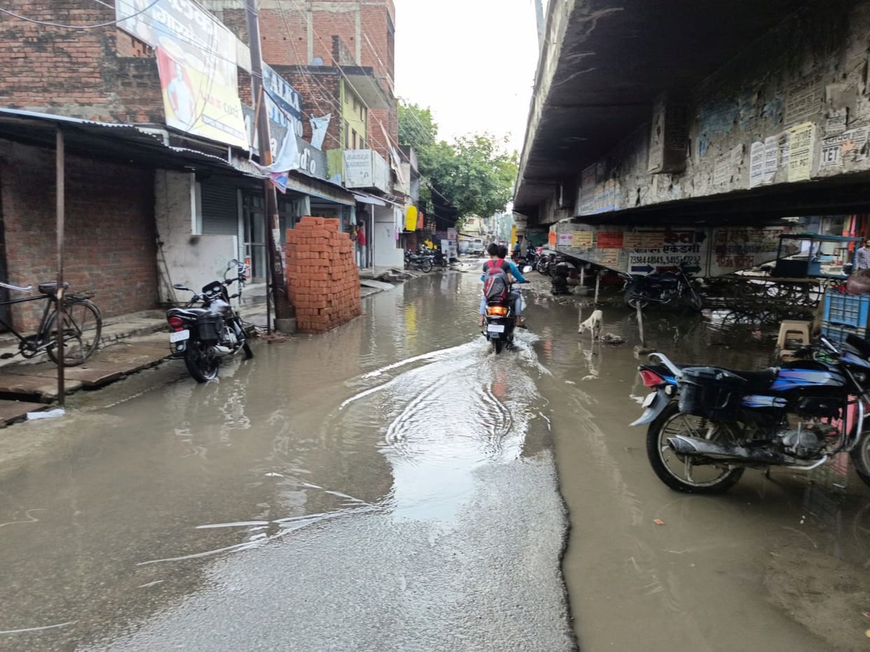 Rain opened the pole, water logging in many places