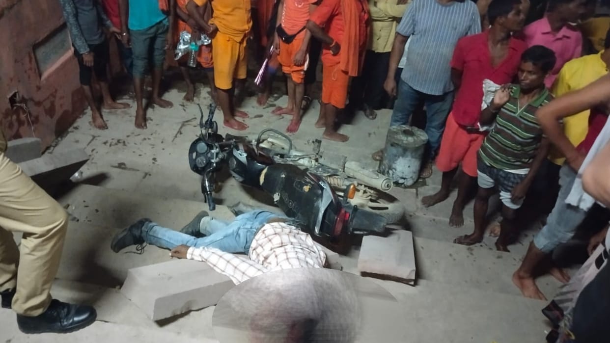 A man falls down in ram ki Paidi.