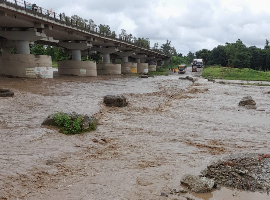Vehicular traffic remained closed for two hours on the Kotawali river