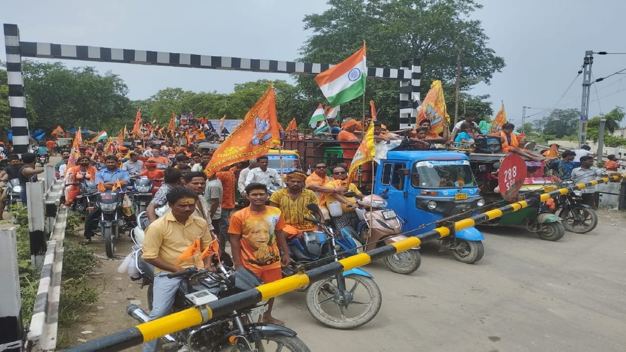 Kanwariyas created a ruckus over closing of train gate in Budaun