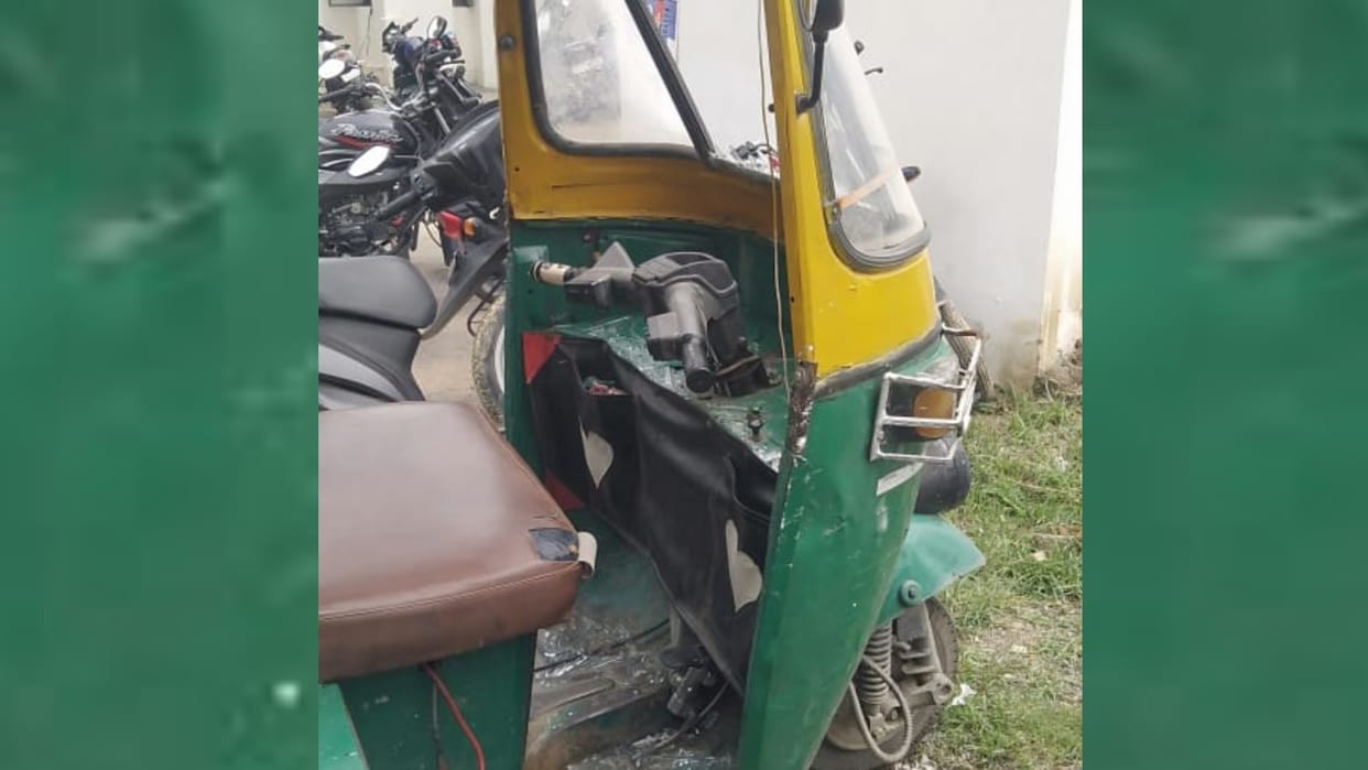 an auto driver murdered in Lucknow.