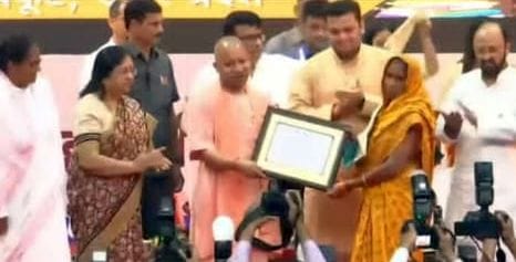 Chitrakoot: Three schools rewarded for cleanliness, CM honored Principal and Principal in DBT program in Lucknow