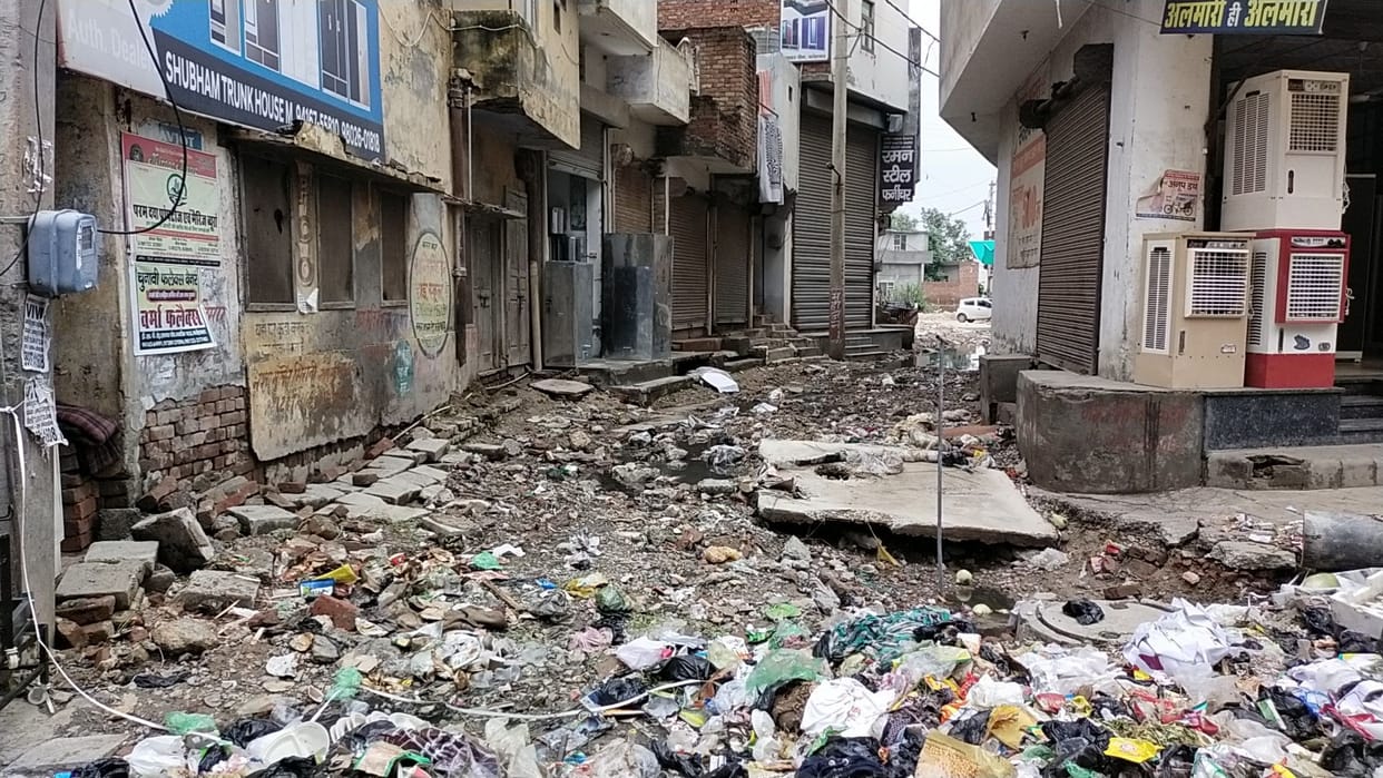 Here the MLAs kept counting in the open court, vikas, on the other hand, in Jawahar Chowk, the shopkeepers blocked for two hours.