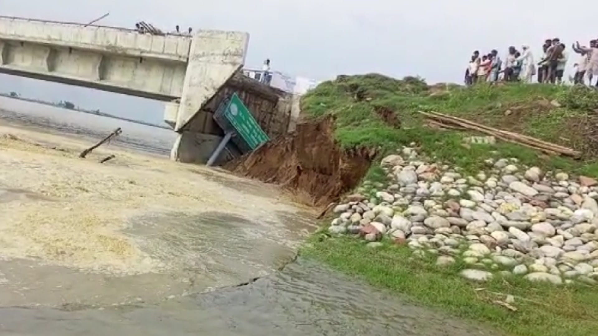 Ganga s water level wreaked havoc water catastrophe on approach road