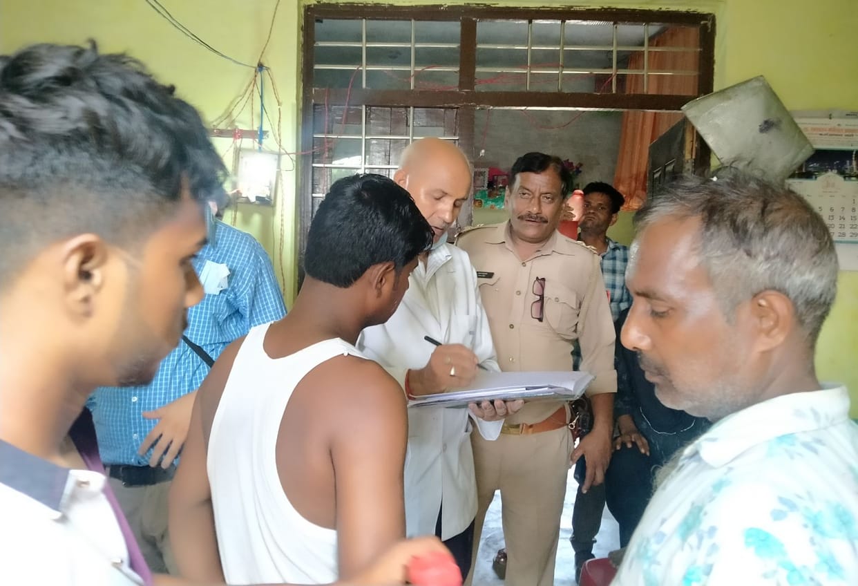 Cash and jewelery worth five lakhs stolen by putting on a mask