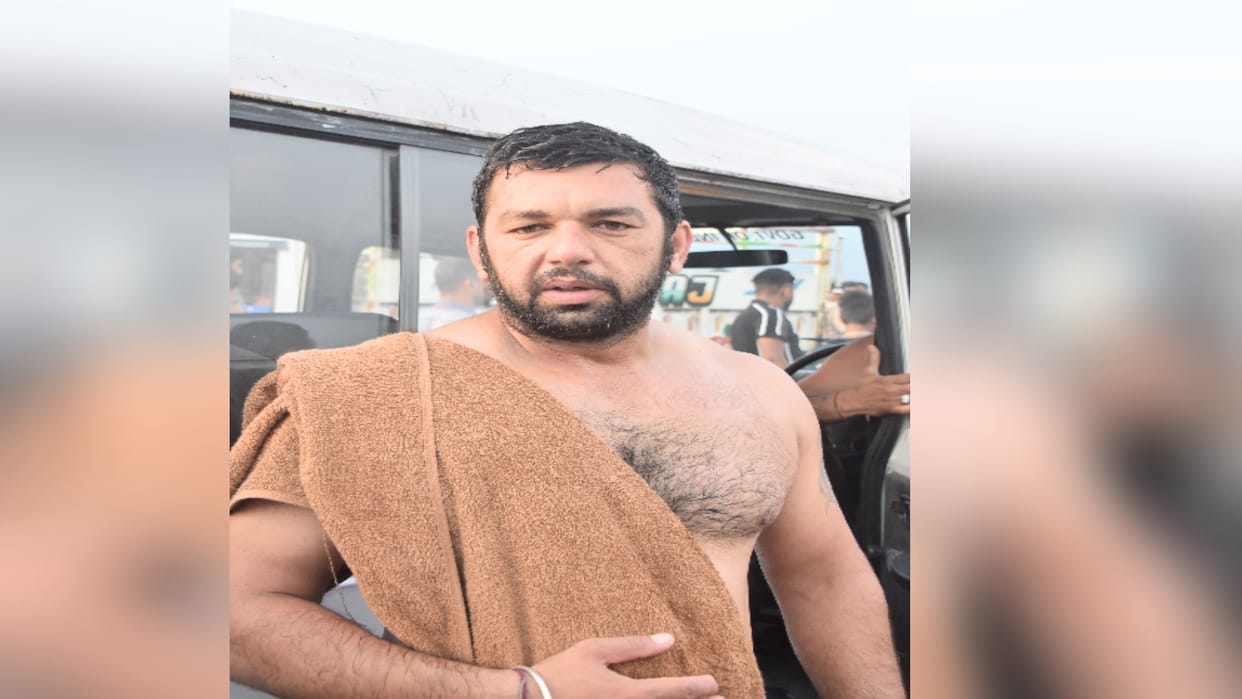 Diver Bhupendra said that an attempt was made to get out of the water by holding sticks and grass by boys