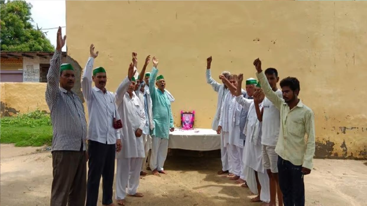 Hathras Farmers performed symbolic demonstration in Bisawar