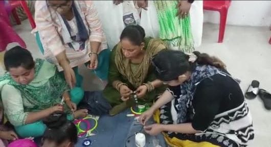 Unnao: Women prisoners learned to make rakhi and tricolor