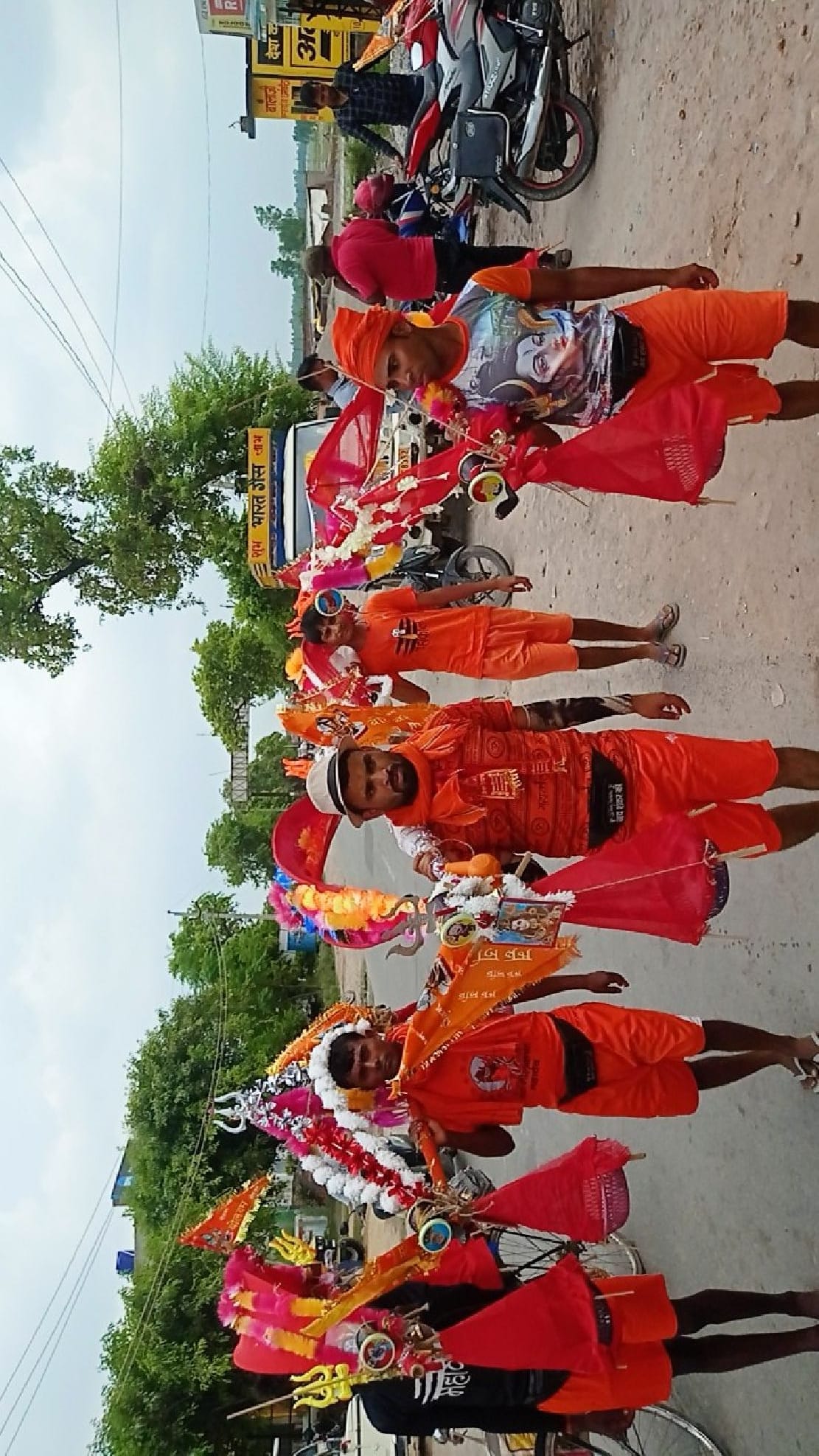 Kanwariyas passed by dancing and dancing in the devotion of Shiva