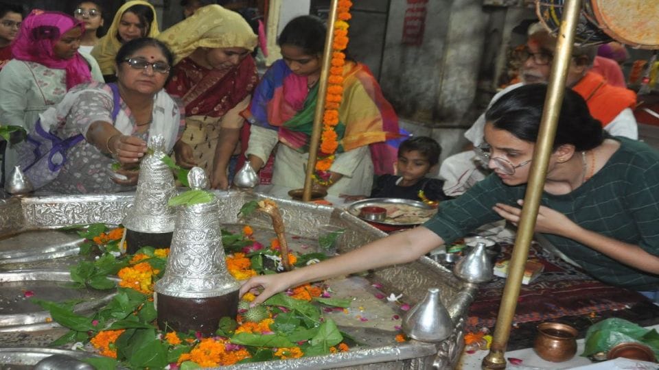 Sawan Somwar 2022 Crowd of devotees gathered Agra Kailash Mela