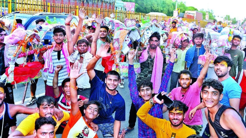 Sawan Somwar 2022 Crowd of devotees gathered Agra Kailash Mela