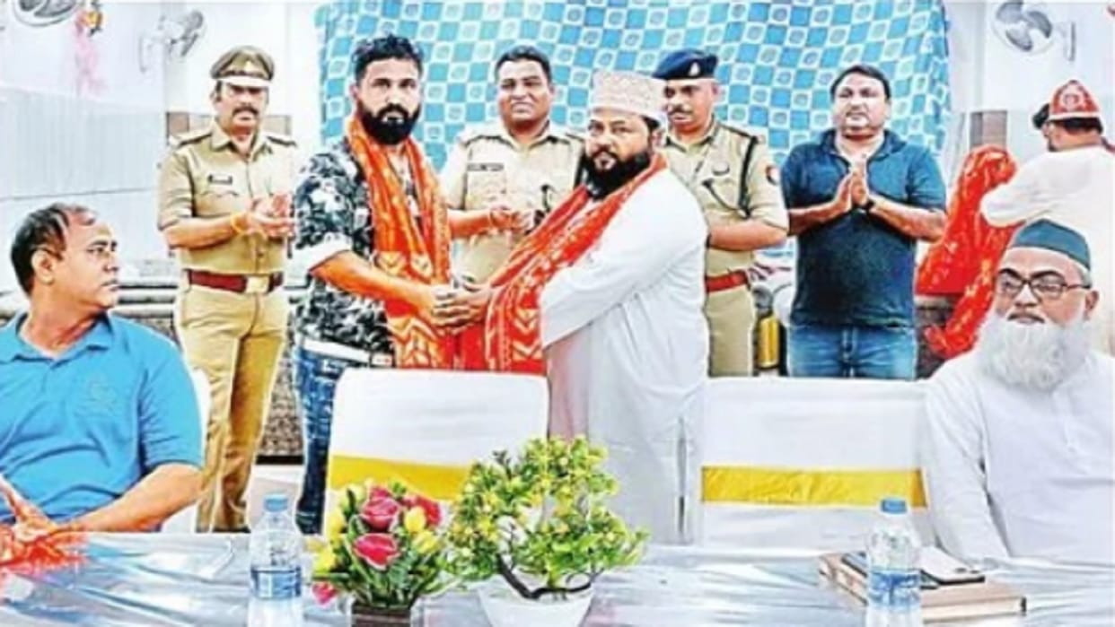 Kanpur Violence Police hugged people of both the communities Get rid of grievances