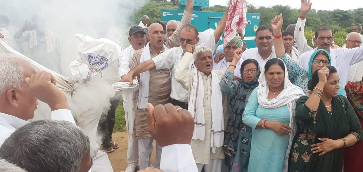 Samyukta Kisan Morcha burns effigy of government at Kitlana toll