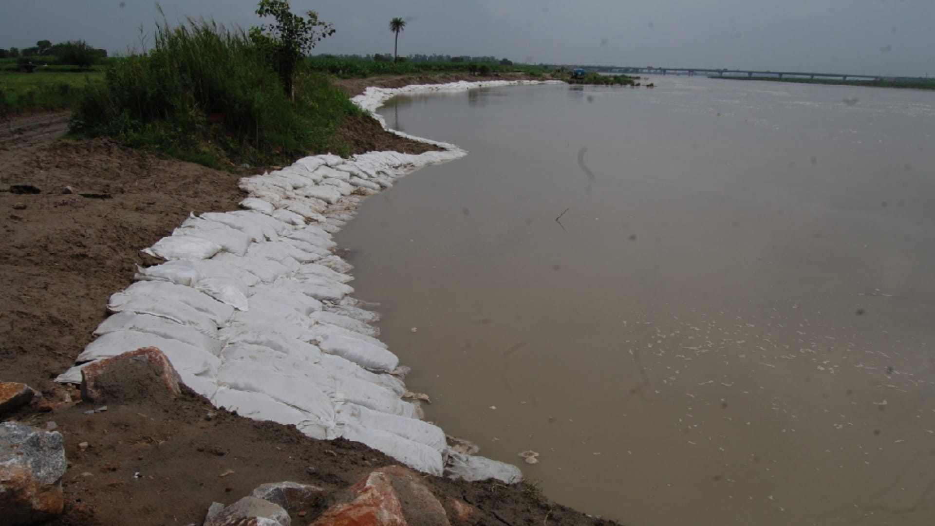 Soil erosion started on the banks of Yamuna, stumbling block made by one and half crores could not stop it