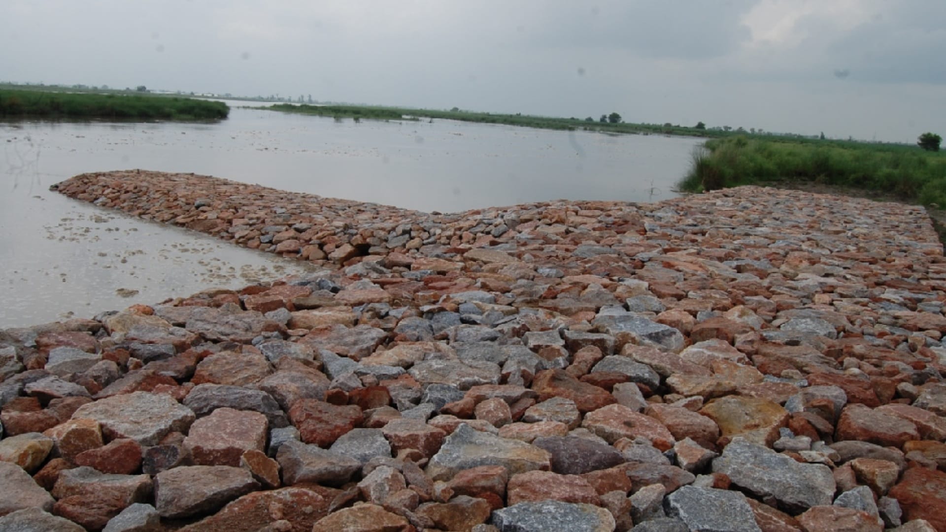 Soil erosion started on the banks of Yamuna, stumbling block made by one and half crores could not stop it