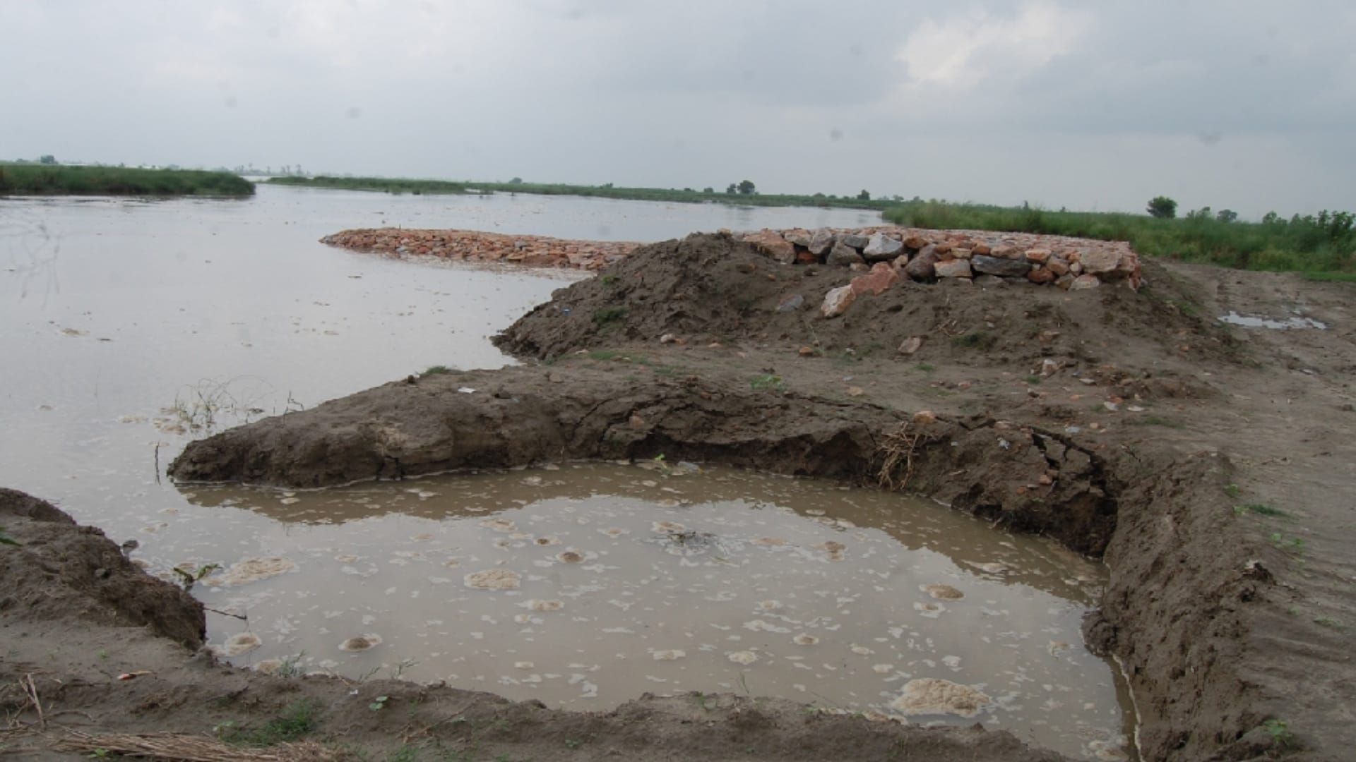 Soil erosion started on the banks of Yamuna, stumbling block made by one and half crores could not stop it