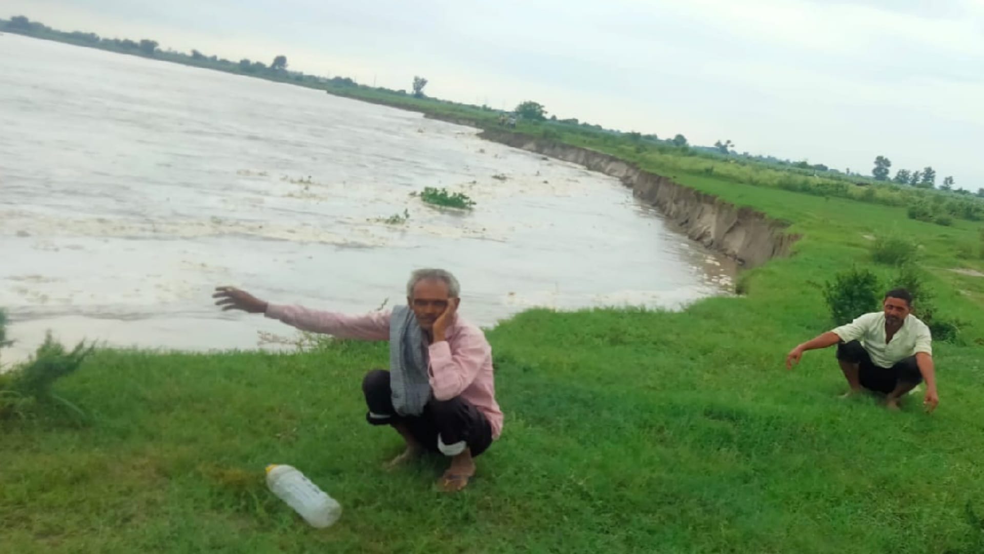Soil erosion started on the banks of Yamuna, stumbling block made by one and half crores could not stop it