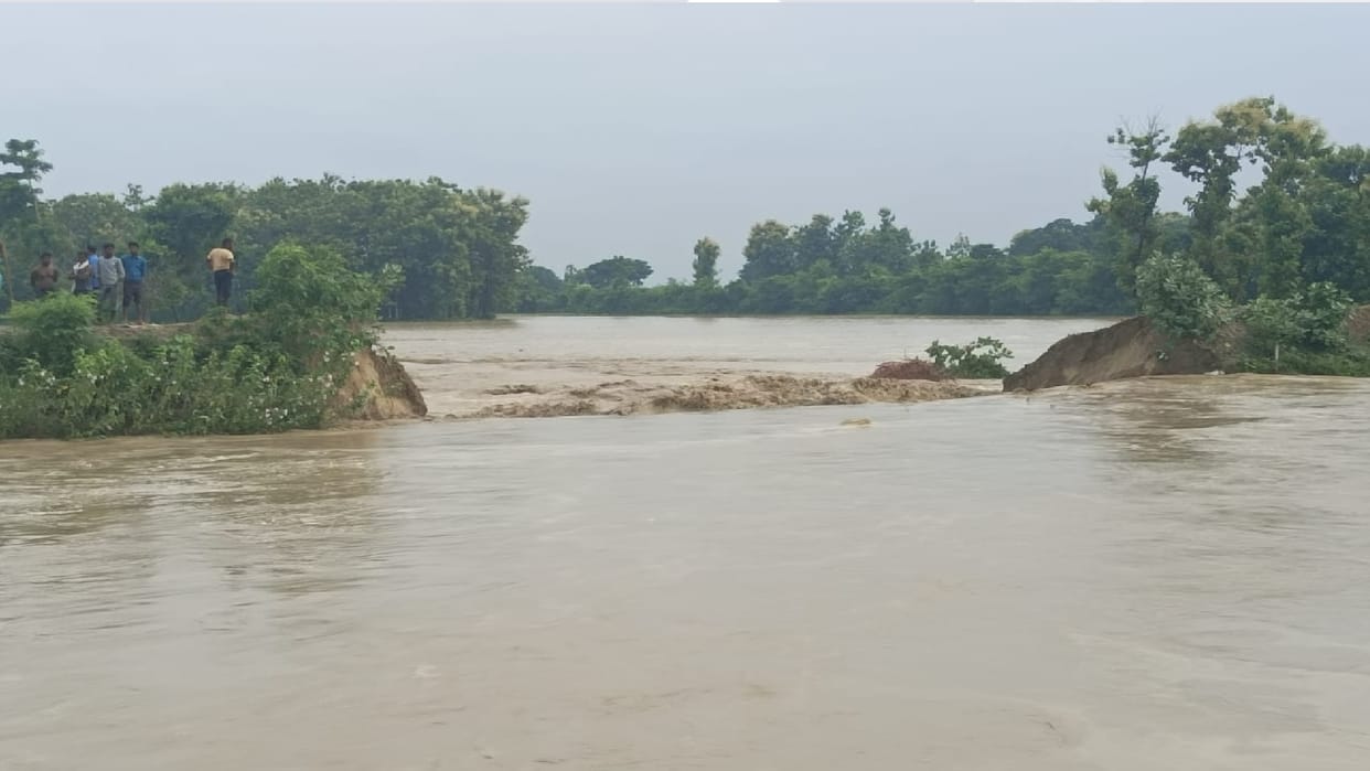 Maharajganj East embankment of Mahav 30 meters broken in front of Devghatti village