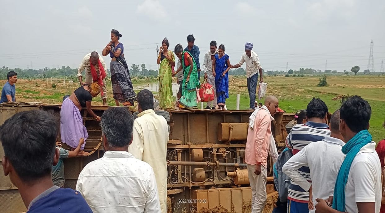 Road Accident in mirzapur 13 passengers injured after Daggamar bus overturned