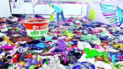 नेकी की दीवार के पास पड़े कपड़े