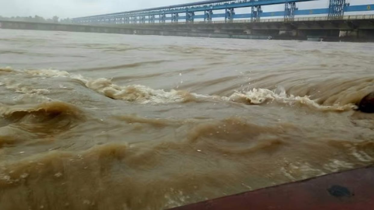 Bijnor News : A girl has jumped in ganga barrage during telling on phone