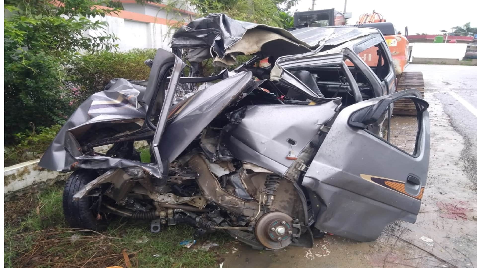 Five people were killed in a car and bus accident during sleeping on Highway in Bijnor see pictures