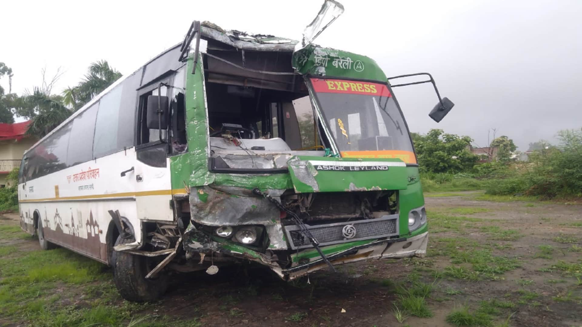 Five people were killed in a car and bus accident during sleeping on Highway in Bijnor see pictures