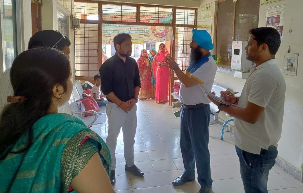 Hathras: CMO to know the condition of health services in PHC Ladpur
