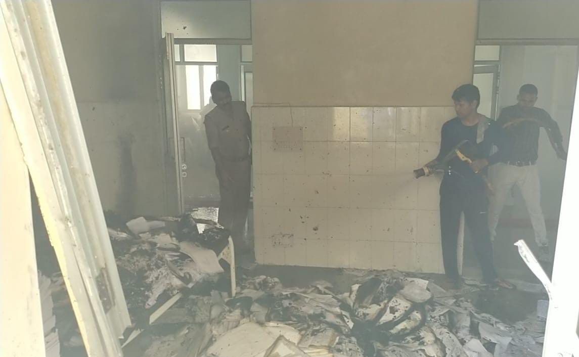 Etawah: Chaos caused by fire in Post Kovid Care Center of District Hospital