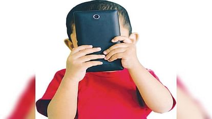 Aligarh News: घर के दरवाजे पर खेल रहे बच्चे, बदमाश छीन ले गये मोबाइल Miscreants snatched mobile from a child playing at the door of the house