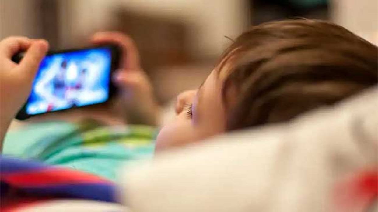 Children are taking support of phone to fix mood in delhi