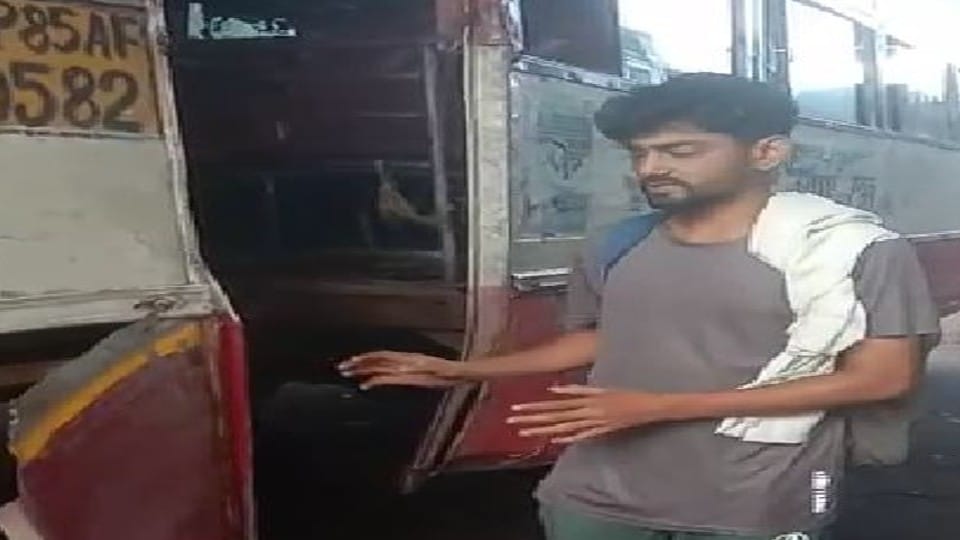 passengers injured after roadways bus foot and gate broken in Agra
