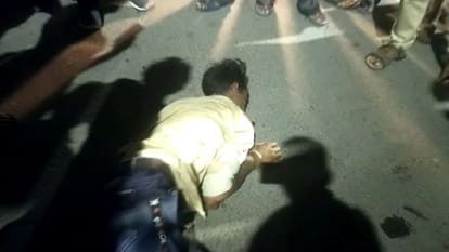 सड़क पर पड़ा घायल बदमाश