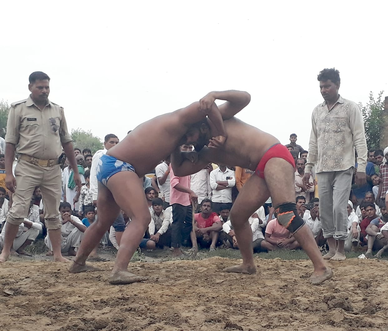Wrestler Vishwajeet defeated Dharmendra of Mathura