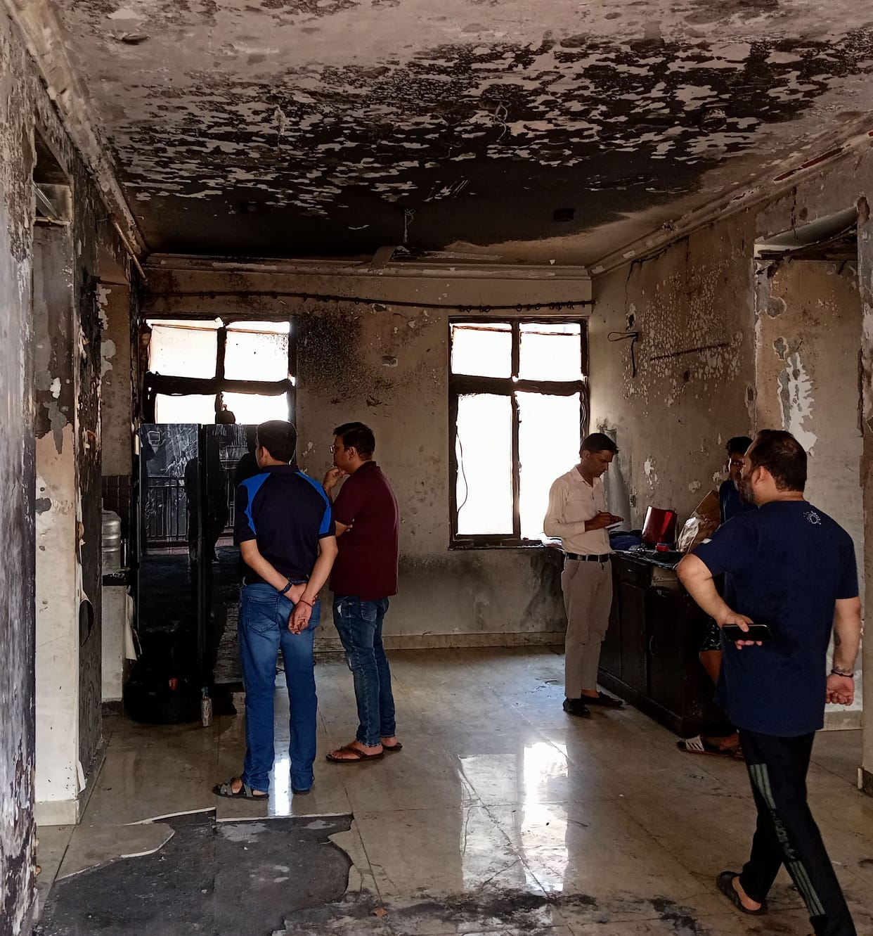 Fire caused by short circuit in AC, 15 people escaped after saving their lives