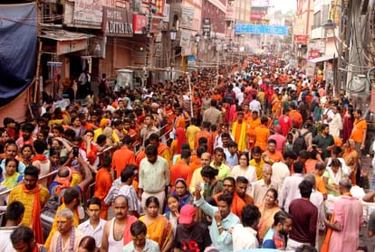 sawan tisra somvar kashi vishwanath dham  long queue of kanwariyas varanasi