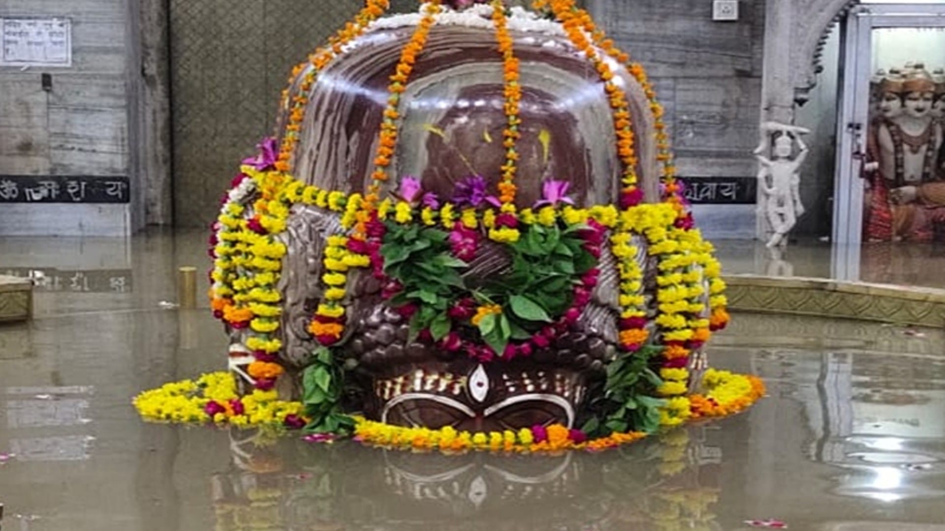 This is the only Pashupatinath temple of the country, Shivana river performs Jalabhishek in Sawan