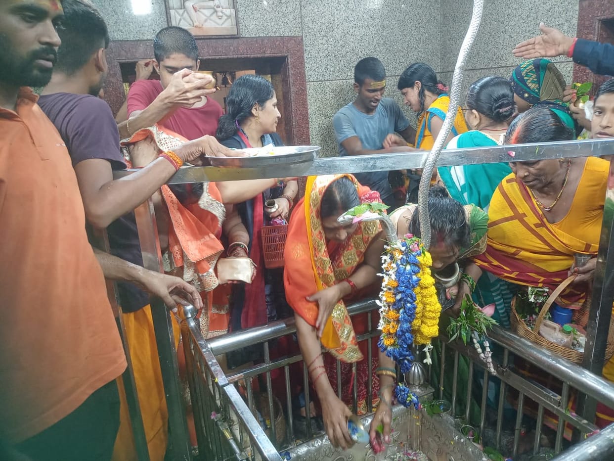 Even Indra could not shake the feet of the devotees, people were stuck in the queue while getting wet