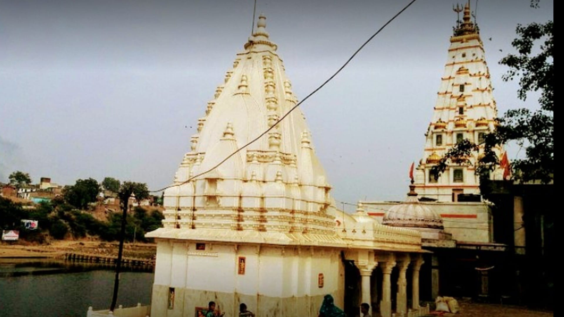 This is the only Pashupatinath temple of the country, Shivana river performs Jalabhishek in Sawan