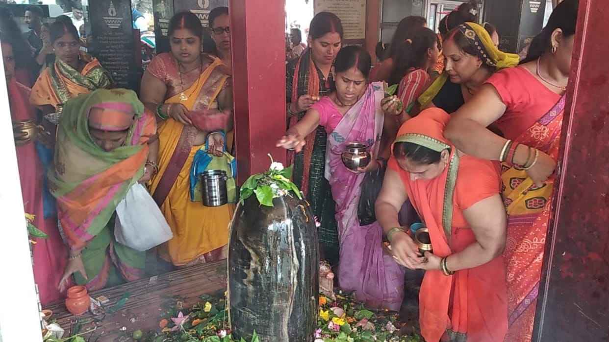 Sawan ka Somvar 2022 Shiva devotees arrived to temple in gorakhpur