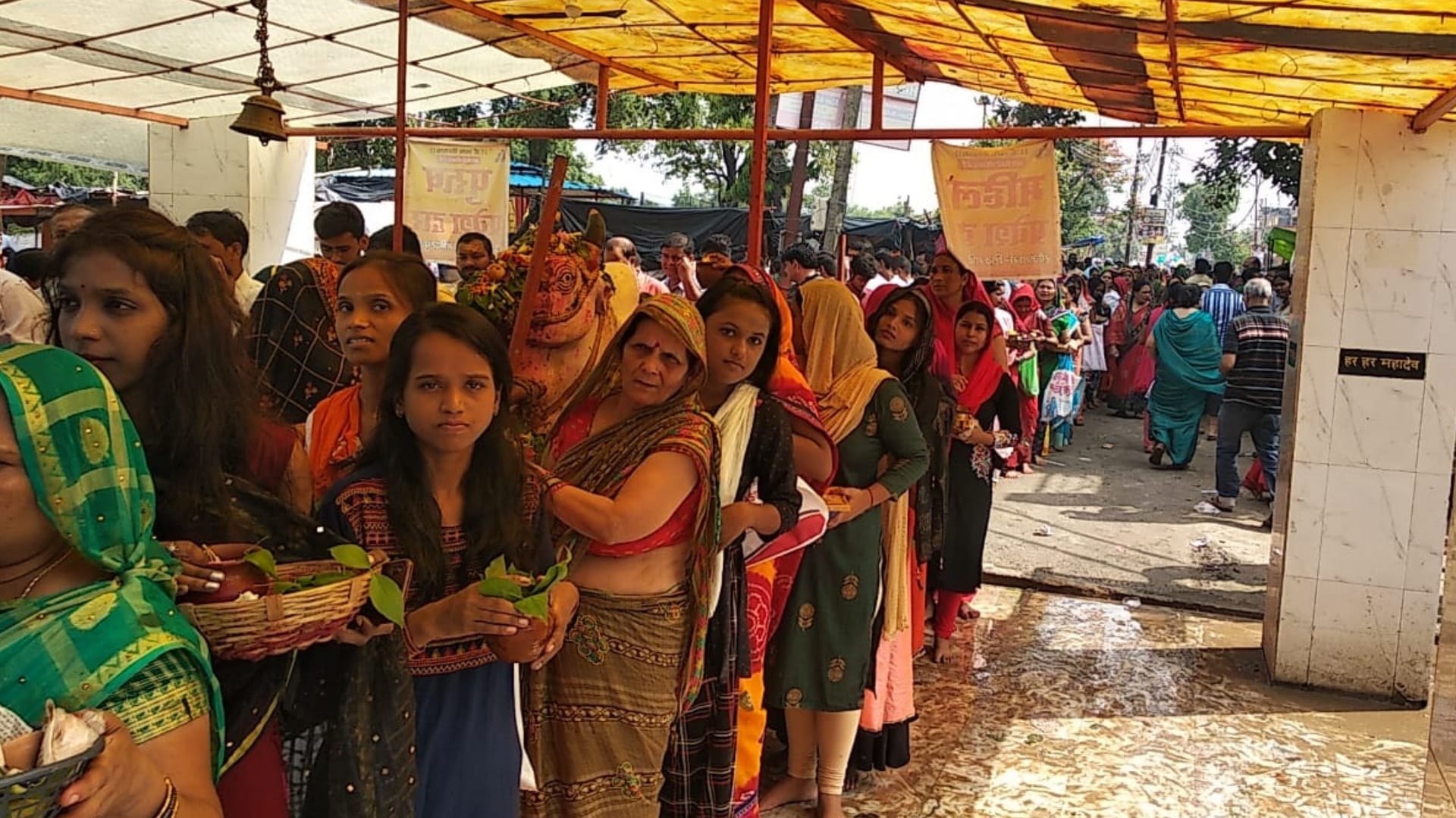 Sawan ka Somvar 2022 Shiva devotees arrived to temple in gorakhpur
