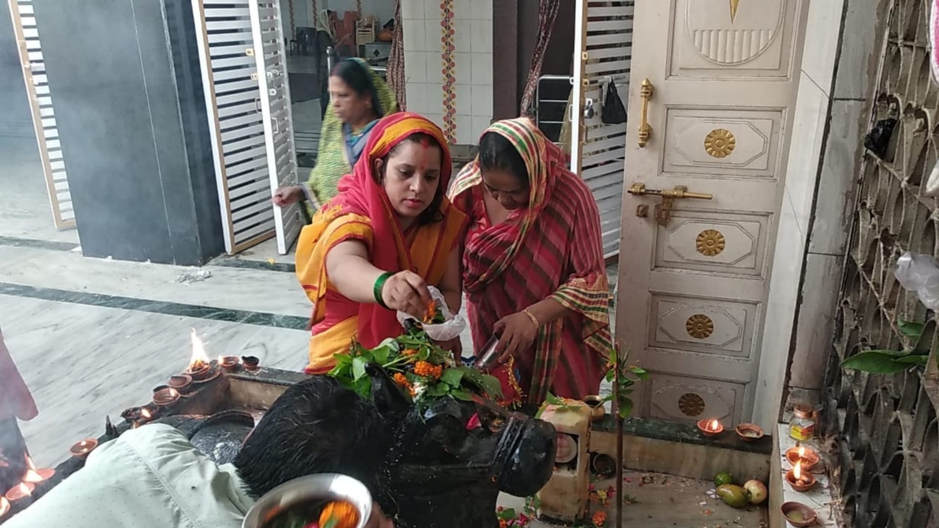 Sawan ka Somvar 2022 Shiva devotees arrived to temple in gorakhpur