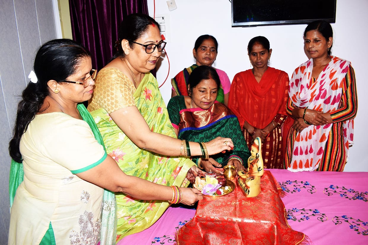 Suhaginas worshiped Shiva-Parvati by doing sixteen adornments