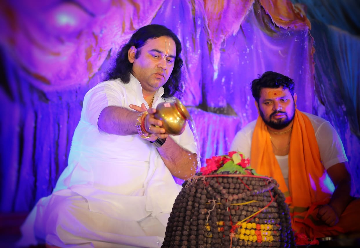 Mathura: Devotees made 4 lakh earthly Shivling with the cheers of 'Bam Bhole'