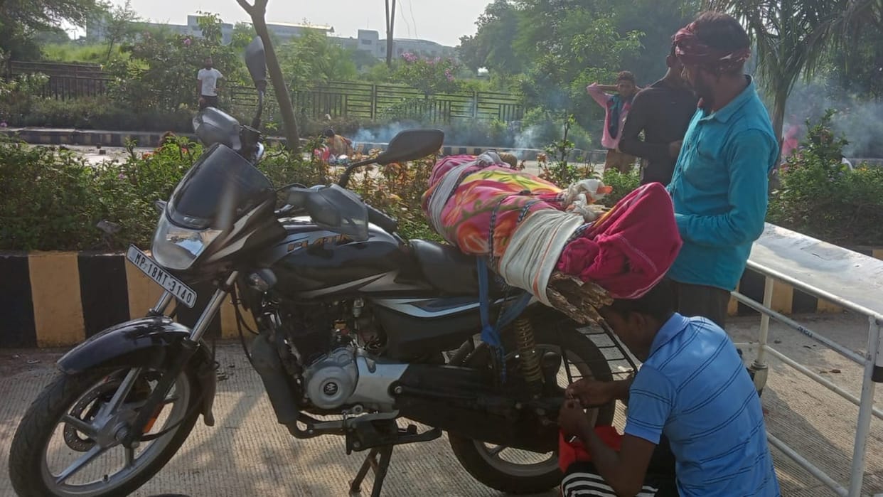 Dead body was not found in Shahdol, Madhya Pradesh, helpless son took mother's body 80 km on bike