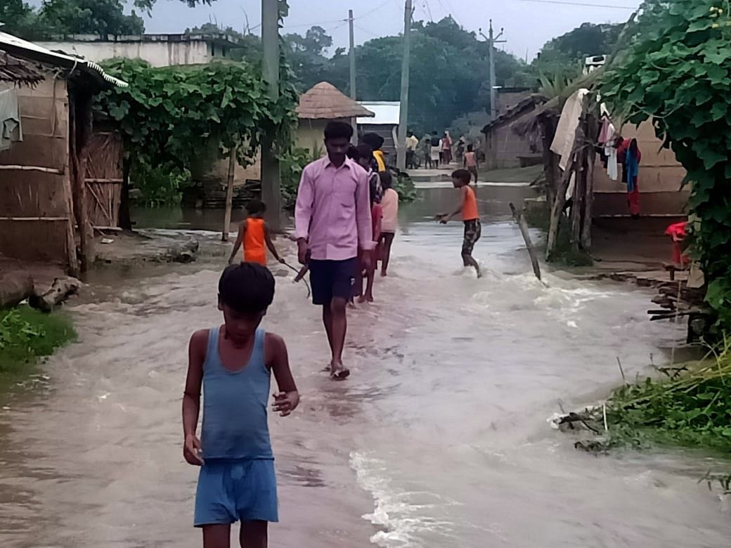Water entered the coastal villages due to the rise in the water level of Gandak