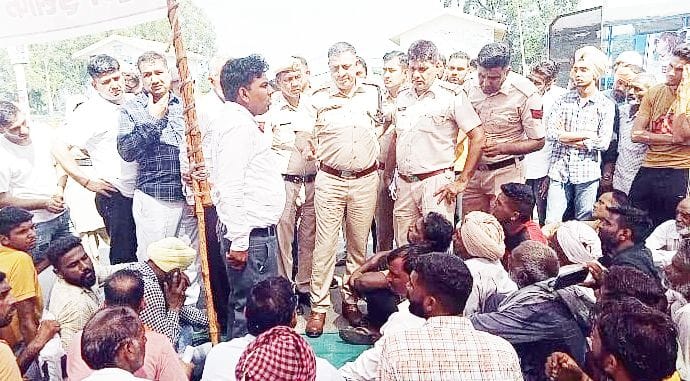Angry over lack of action in the woman's death case, the men on the girl's side locked the gate of the mini-secretariat for four-and-a-half hours.
