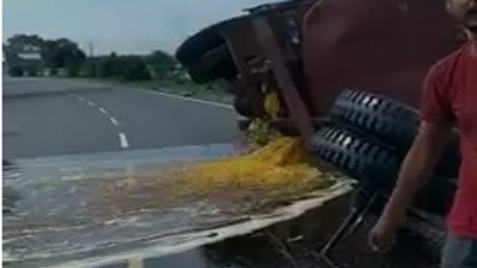 Morena: Tanker filled with edible oil overturned at high speed, villagers took oil